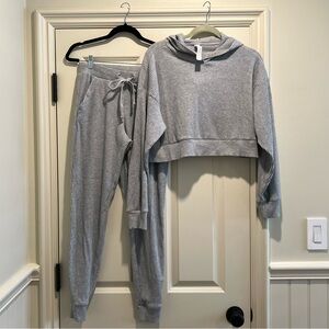 Alo Muse set hoodie and drawstring pants